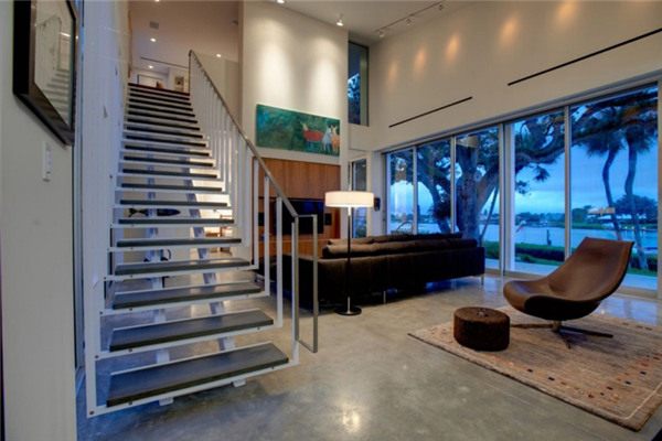 自然景觀讓這座臨水大宅充滿魅力