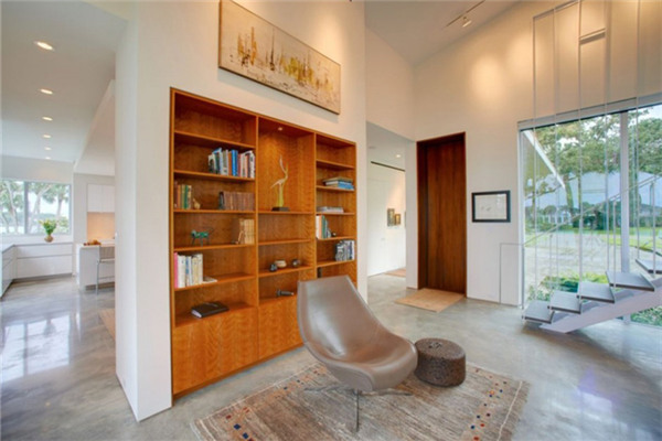 自然景觀讓這座臨水大宅充滿魅力