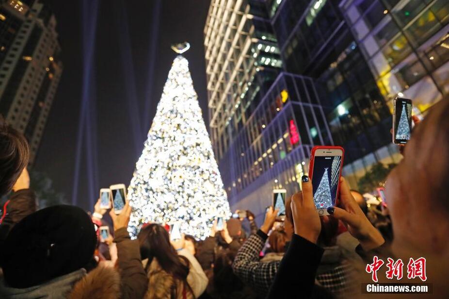 節日氣氛濃厚 上海街頭“點亮”23米高圣誕樹