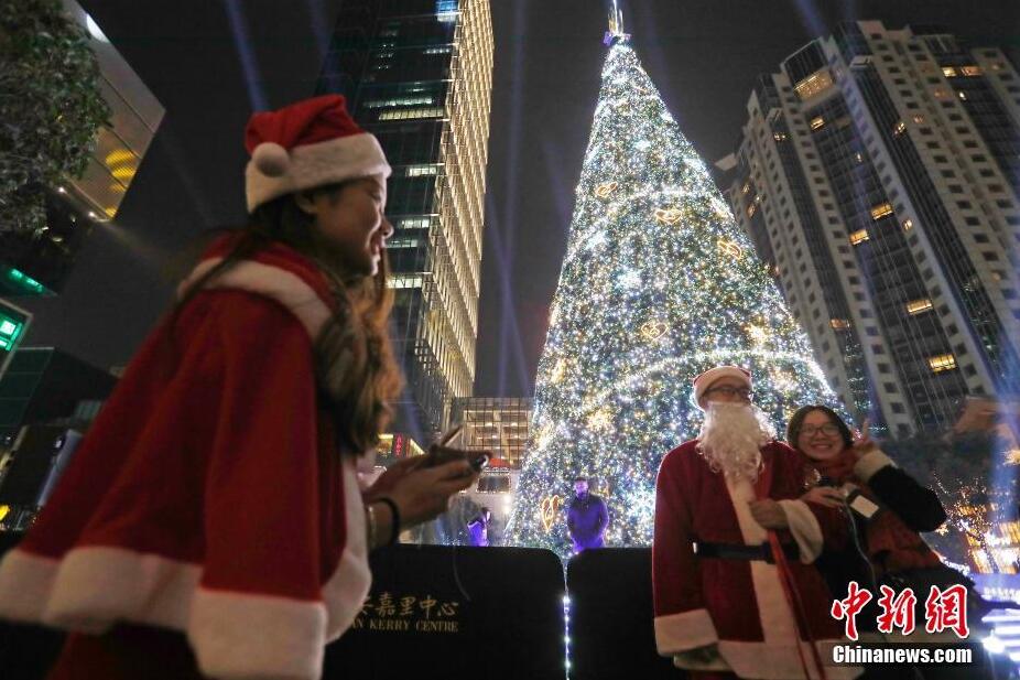節日氣氛濃厚 上海街頭“點亮”23米高圣誕樹
