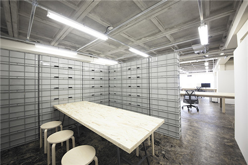 一切從簡(jiǎn)，奈良塑料容器裝扮辦公室設(shè)計(jì)方案