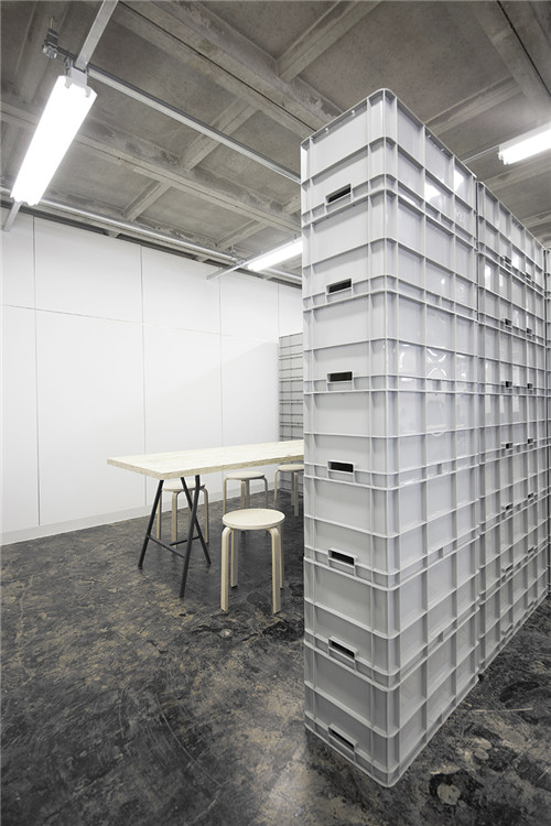 一切從簡(jiǎn)，奈良塑料容器裝扮辦公室設(shè)計(jì)方案