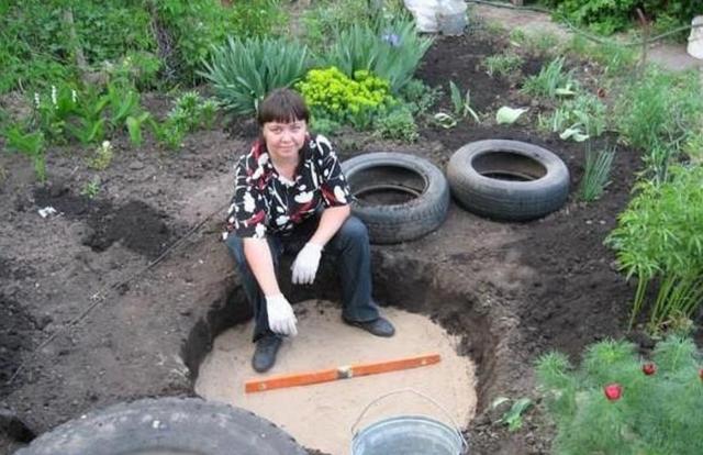 女子回收舊車胎宅院建水池