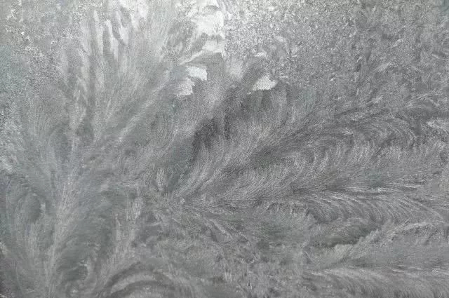 加拿大各地寒冷意外出現太陽光柱的自然景觀