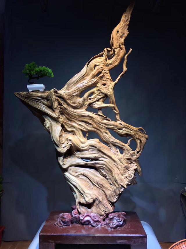 令人傾倒的自然景觀崖柏隨形擺件