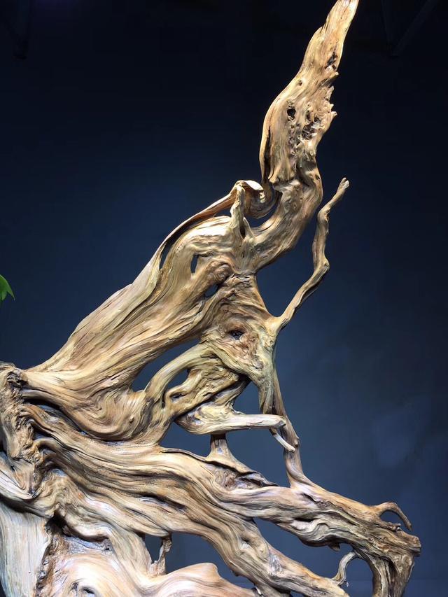 令人傾倒的自然景觀崖柏隨形擺件