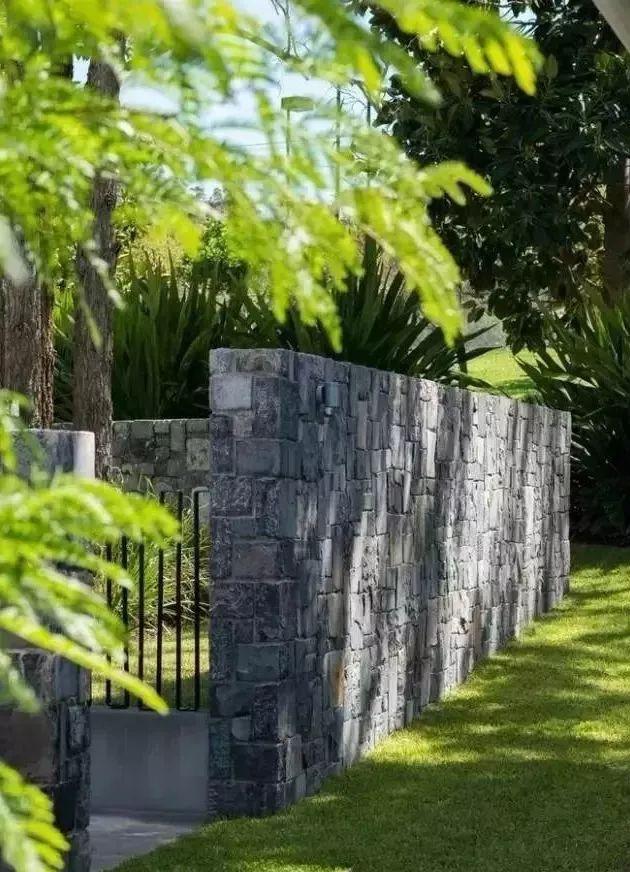 別墅庭院圍墻必備的5種設(shè)計(jì)!