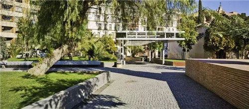 廢墟中的現代醫院景觀改造