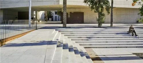 廢墟中的現代醫院景觀改造