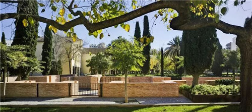 廢墟中的現代醫院景觀改造