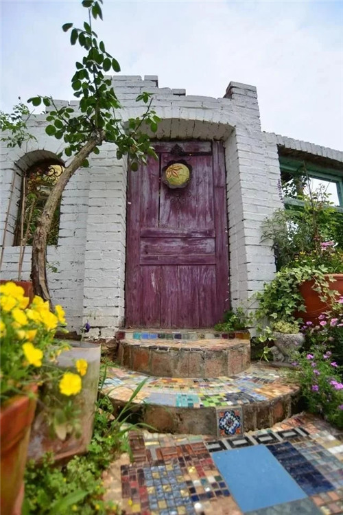 劉俊建了座2畝的鮮花小鎮