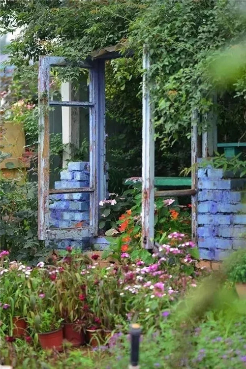 劉俊建了座2畝的鮮花小鎮