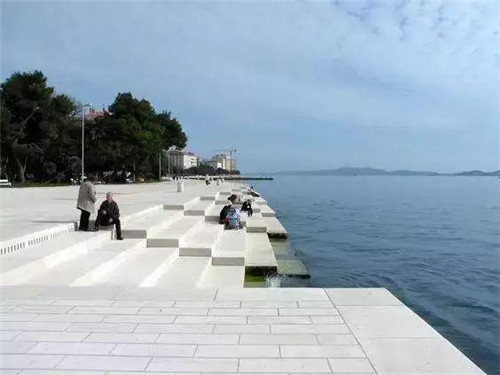 不規則駁岸設計,為水景增色!