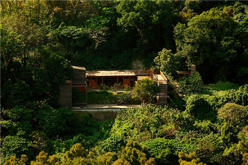 叢林中廢棄農(nóng)舍改造而成的自然住宅