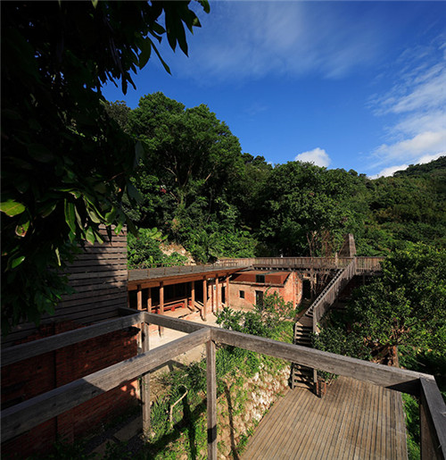 叢林中廢棄農(nóng)舍改造而成的自然住宅