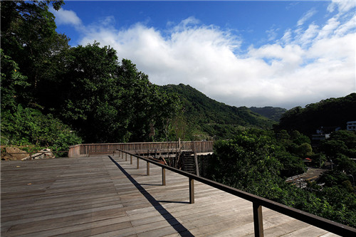 叢林中廢棄農(nóng)舍改造而成的自然住宅