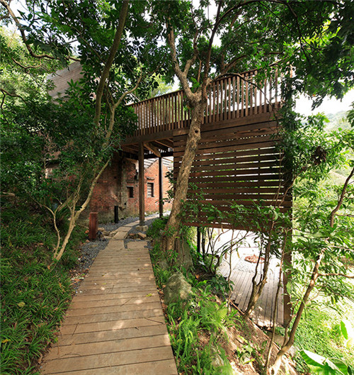 叢林中廢棄農(nóng)舍改造而成的自然住宅