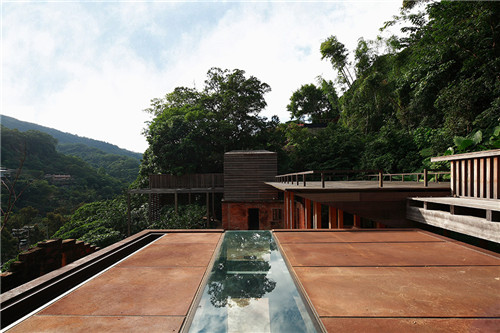 叢林中廢棄農(nóng)舍改造而成的自然住宅