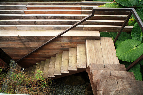 叢林中廢棄農(nóng)舍改造而成的自然住宅