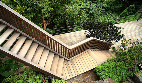 叢林中廢棄農(nóng)舍改造而成的自然住宅