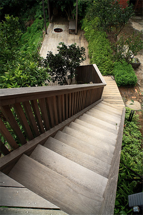 叢林中廢棄農(nóng)舍改造而成的自然住宅