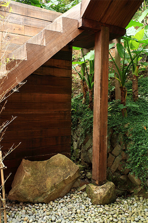 叢林中廢棄農(nóng)舍改造而成的自然住宅