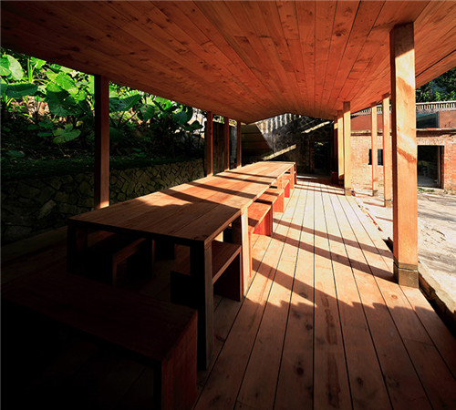 叢林中廢棄農(nóng)舍改造而成的自然住宅