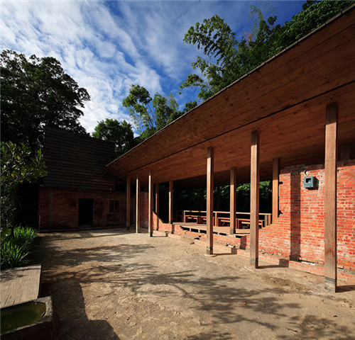 叢林中廢棄農(nóng)舍改造而成的自然住宅