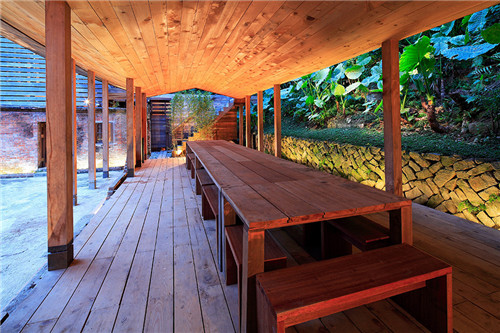 叢林中廢棄農(nóng)舍改造而成的自然住宅