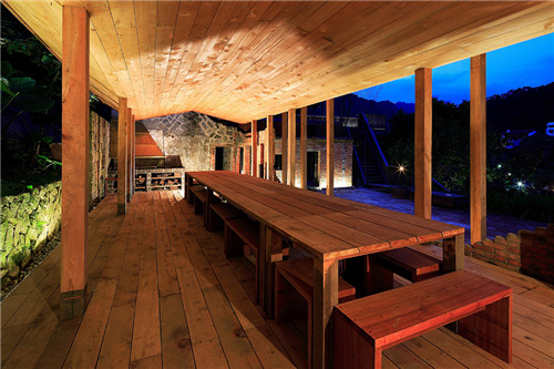 叢林中廢棄農(nóng)舍改造而成的自然住宅