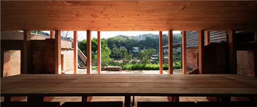 叢林中廢棄農(nóng)舍改造而成的自然住宅