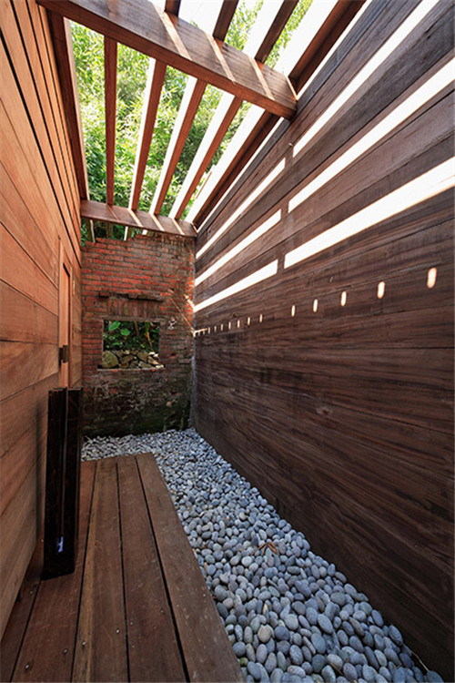 叢林中廢棄農(nóng)舍改造而成的自然住宅