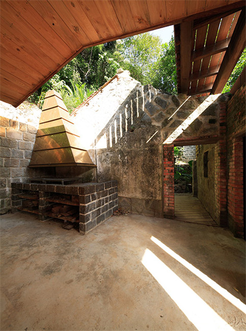 叢林中廢棄農(nóng)舍改造而成的自然住宅