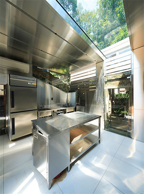 叢林中廢棄農(nóng)舍改造而成的自然住宅