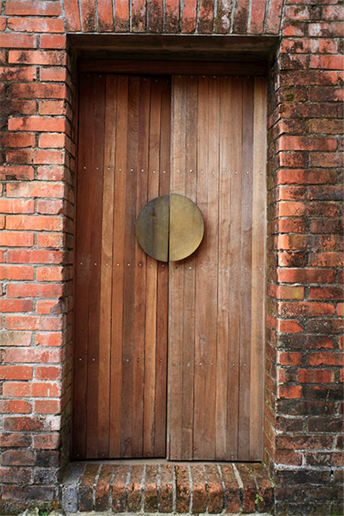 叢林中廢棄農(nóng)舍改造而成的自然住宅