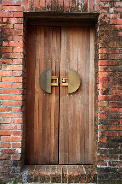 叢林中廢棄農(nóng)舍改造而成的自然住宅