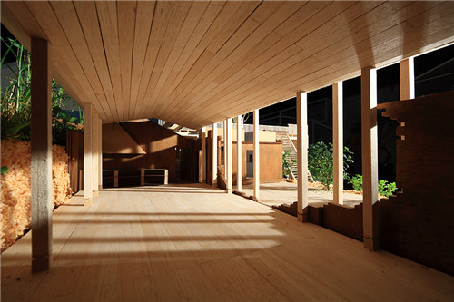 叢林中廢棄農(nóng)舍改造而成的自然住宅