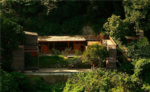 叢林中廢棄農(nóng)舍改造而成的自然住宅