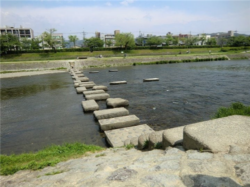 日本鴨川河上的千姿百態(tài)的橋