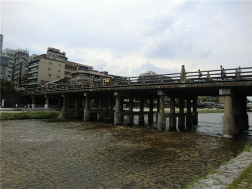 日本鴨川河上的千姿百態(tài)的橋