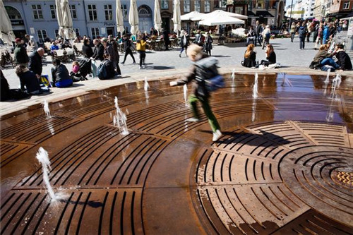 園林景觀中的休閑坐凳綻放著設計的魅力