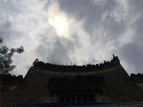 湖南鄉村古建筑遭受風雨侵襲