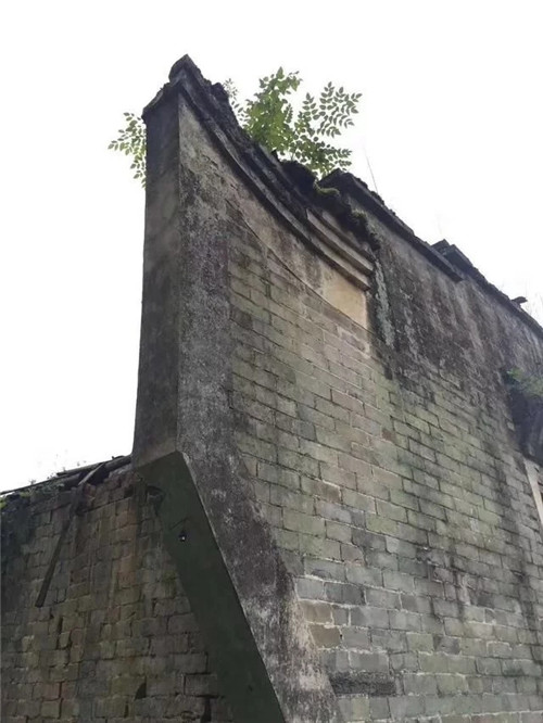 湖南鄉村古建筑遭受風雨侵襲