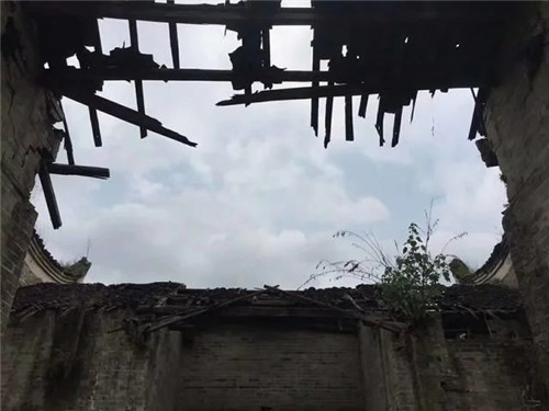 湖南鄉村古建筑遭受風雨侵襲