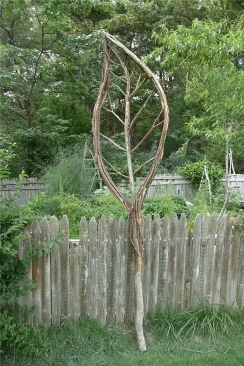 用樹枝與藤蔓,編織的庭院景觀雕塑
