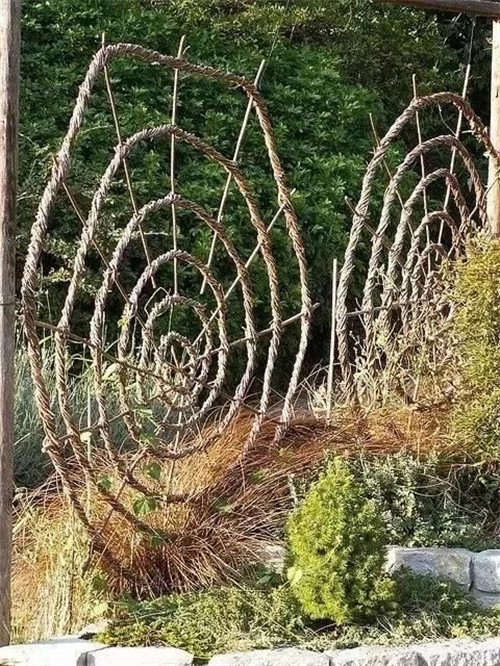 用樹枝與藤蔓,編織的庭院景觀雕塑