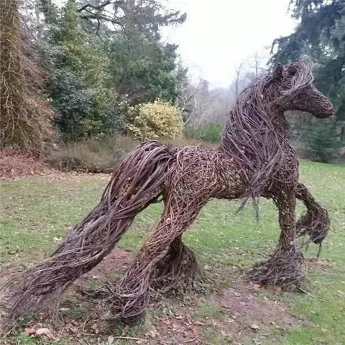用樹枝與藤蔓,編織的庭院景觀雕塑