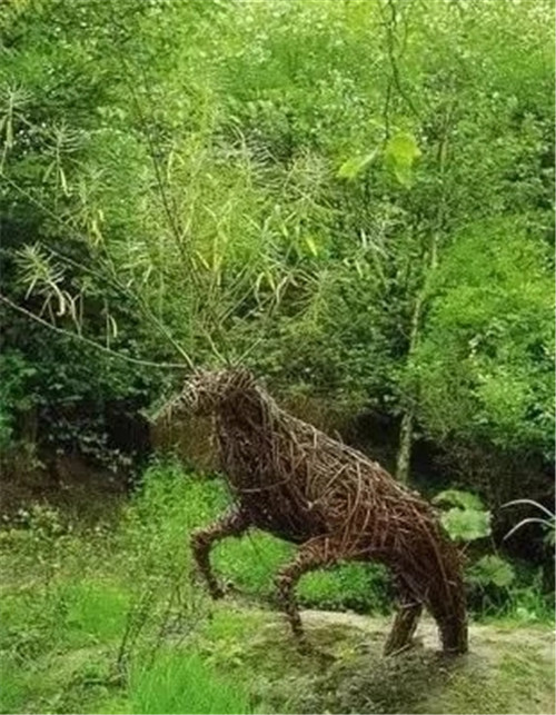 用樹枝與藤蔓,編織的庭院景觀雕塑