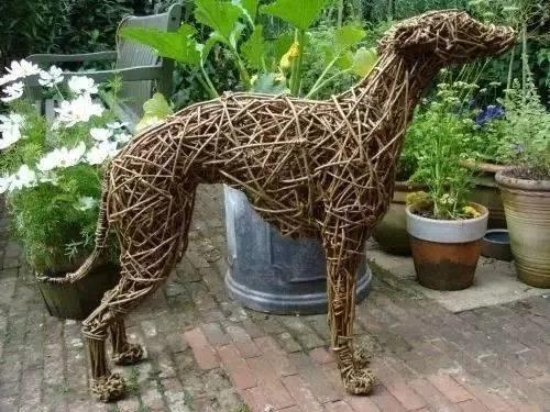 用樹枝與藤蔓,編織的庭院景觀雕塑