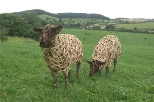 用樹枝與藤蔓,編織的庭院景觀雕塑